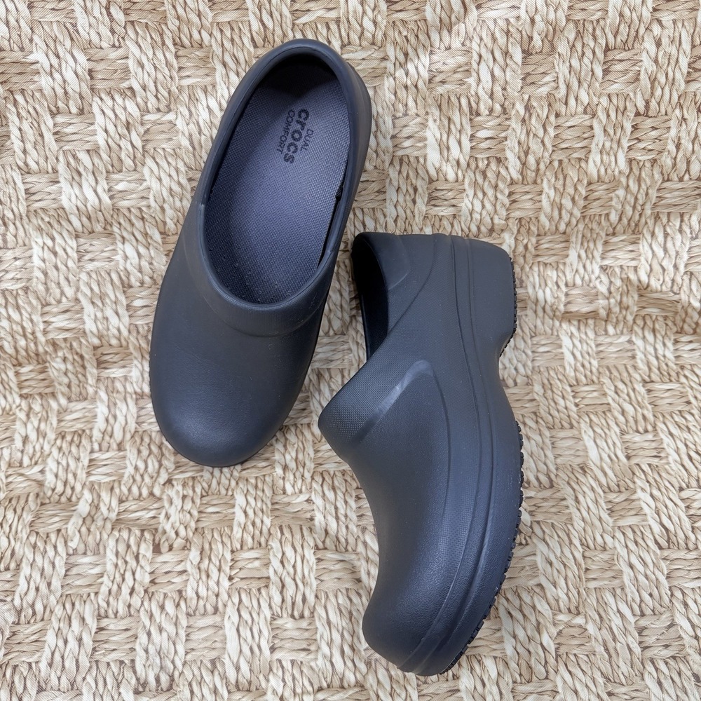 Crocs Black Clogs Women's Size 7 Solid Flat Slip On Slip Resistant